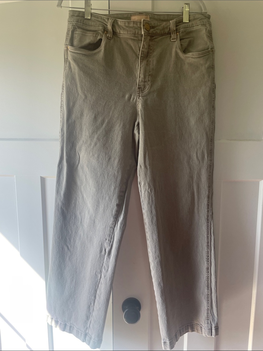 Kut from the Kloth Relaxed Straight Ankle Jeans in Light Taupe